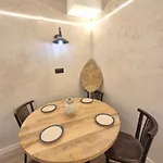 De La Luna Hostel *