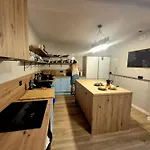De La Luna Hostel
