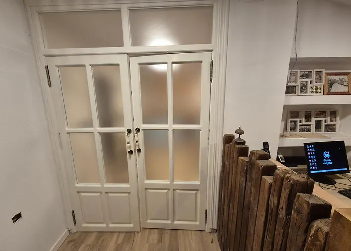 De La Luna بيت شباب